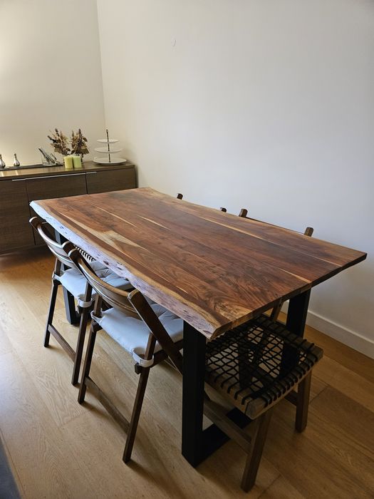 Mesa de jantar retangular em madeira de acácia Sami e pés ferro preto