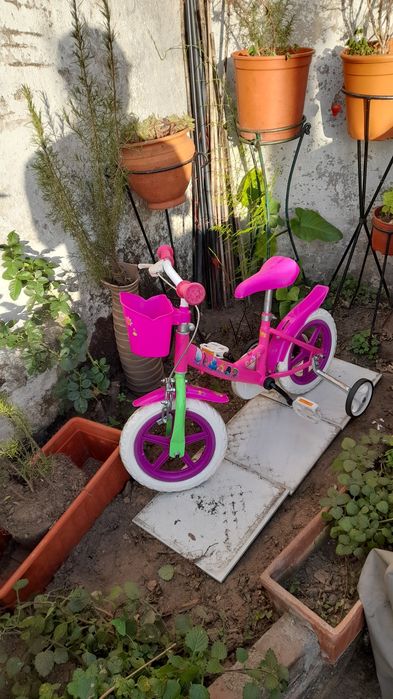 Bicicleta para criança,mais indicada para menina.