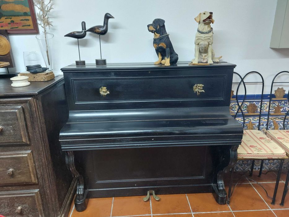Piano Vertical em cor preto