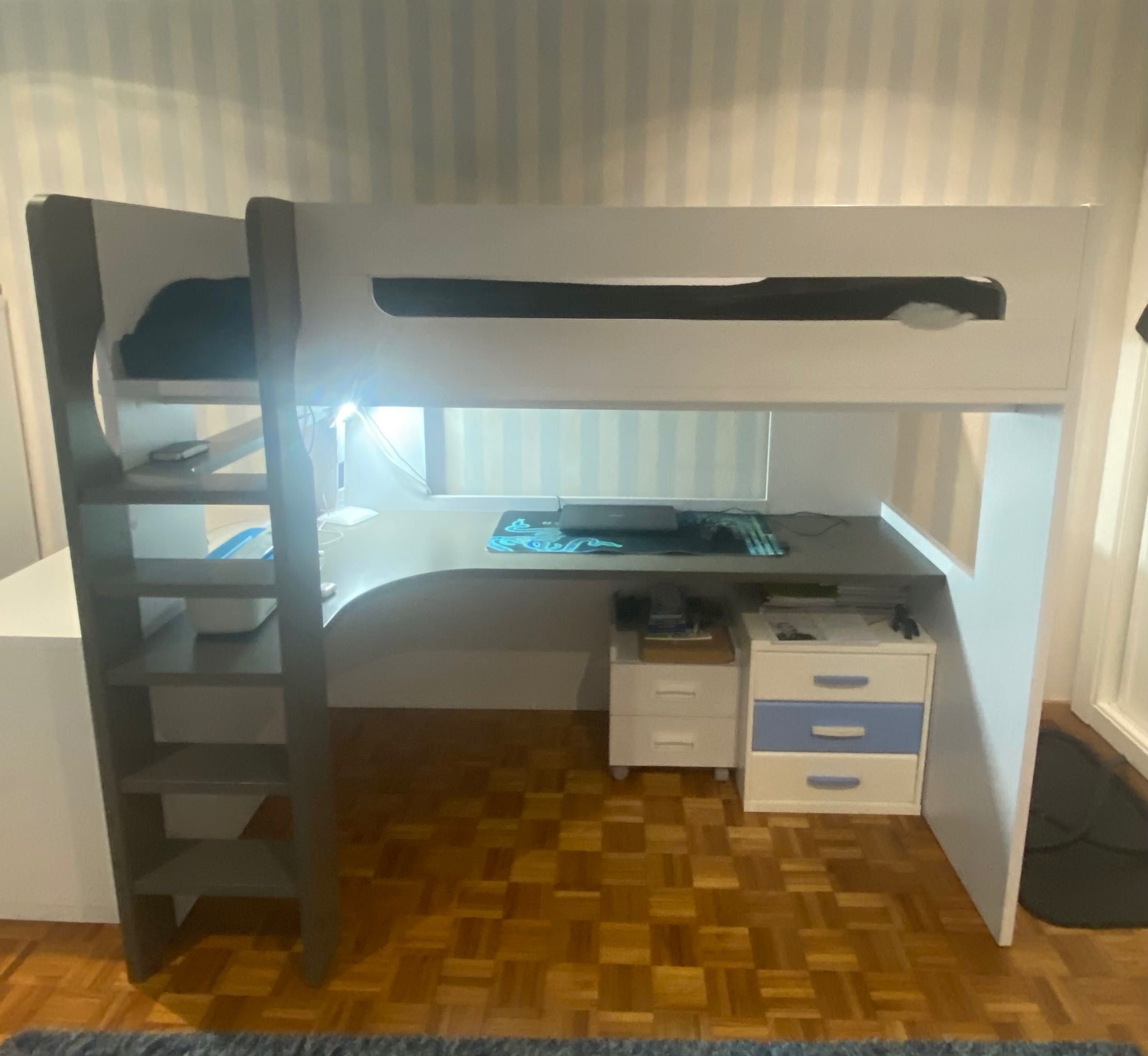 Cama com secretária