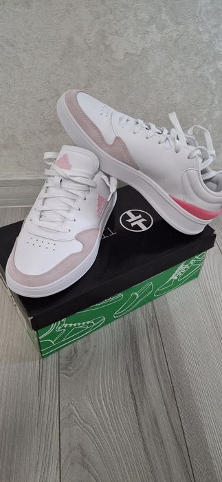 Стокові оригінальні кросівки