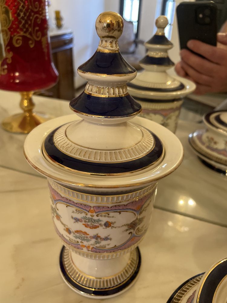 Duas Pecas de Porcelana Italiana - Decorativas