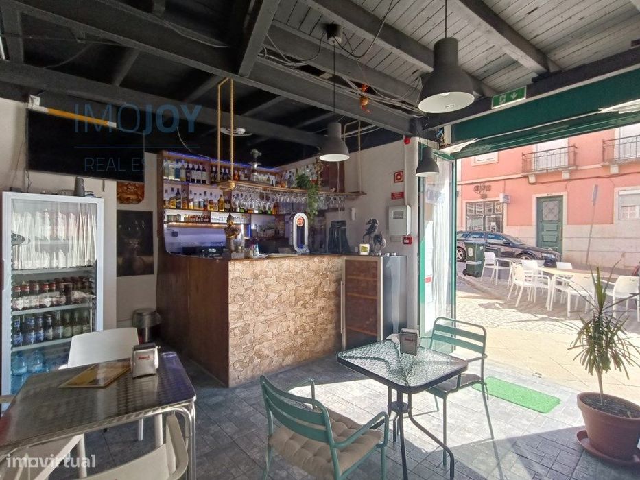 Restaurante com Dois Pisos e Esplanada em Campo de Ourique