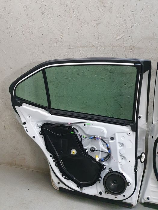 Двері білий колір 040 Toyota Camry V70 XLE LE SE розборка 2019-2023р