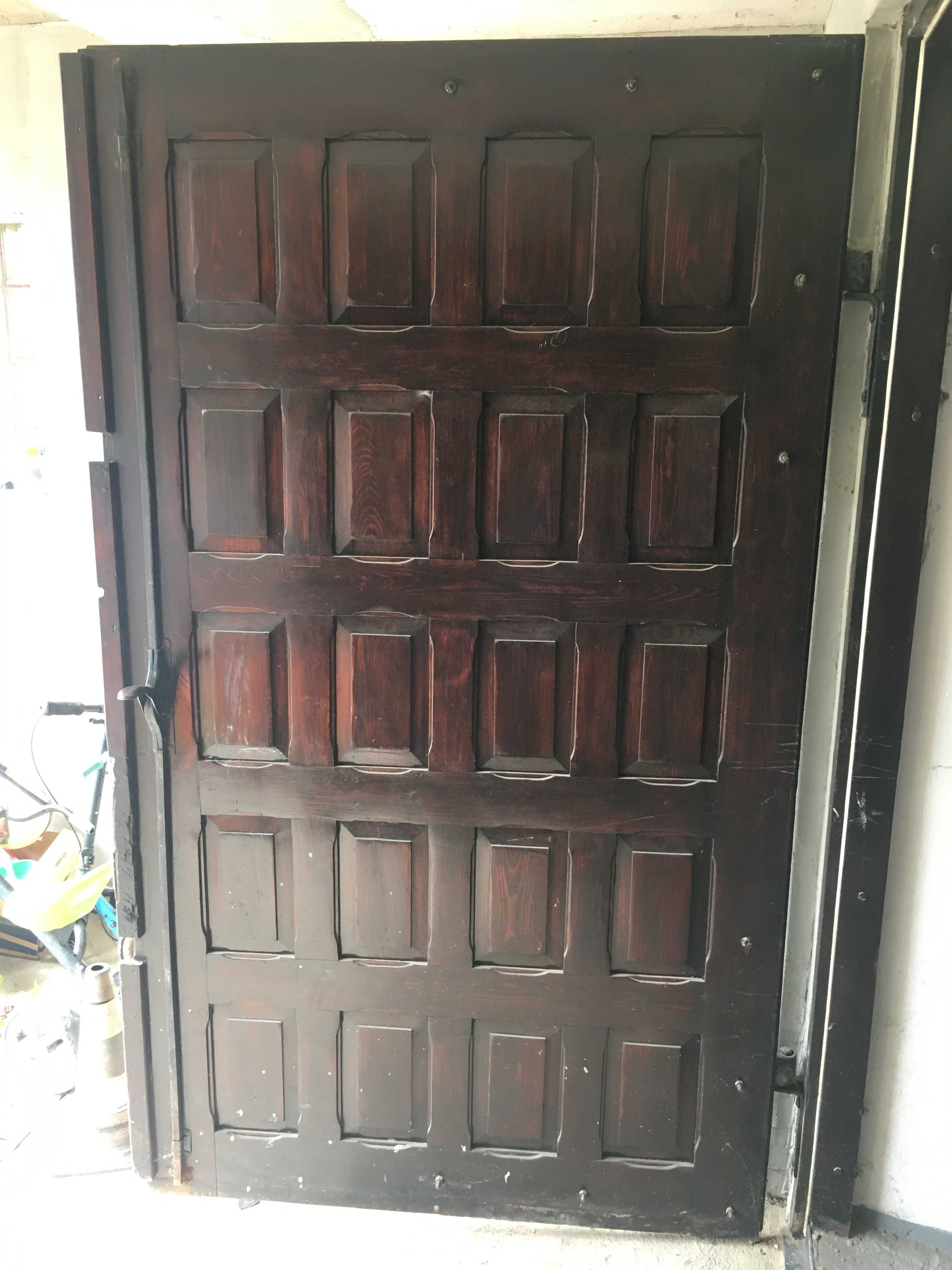 Drzwi garażowe drewniane dwuskrzydłowe