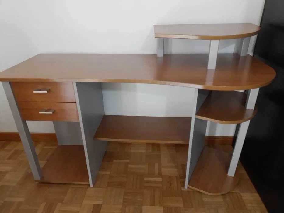 Secretária em excelente estado