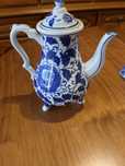 Bule de chá em porcelana branca e azul