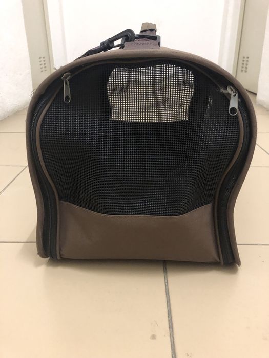 Transportadora de animais de estimação praticamente nova