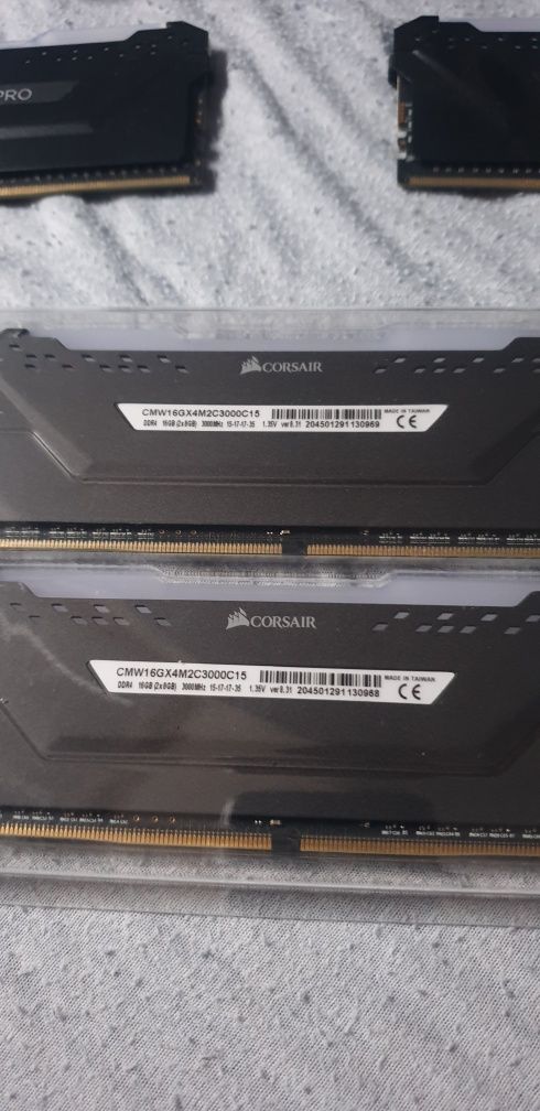 Pamięć RAM Corasir Vengeance RGB Series LED 32GB, 3000MHz DDR4