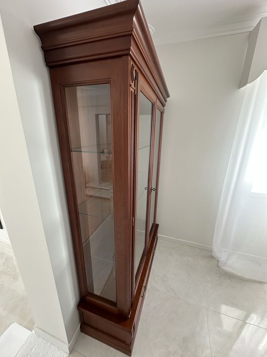 Vitrine alta com gaveta