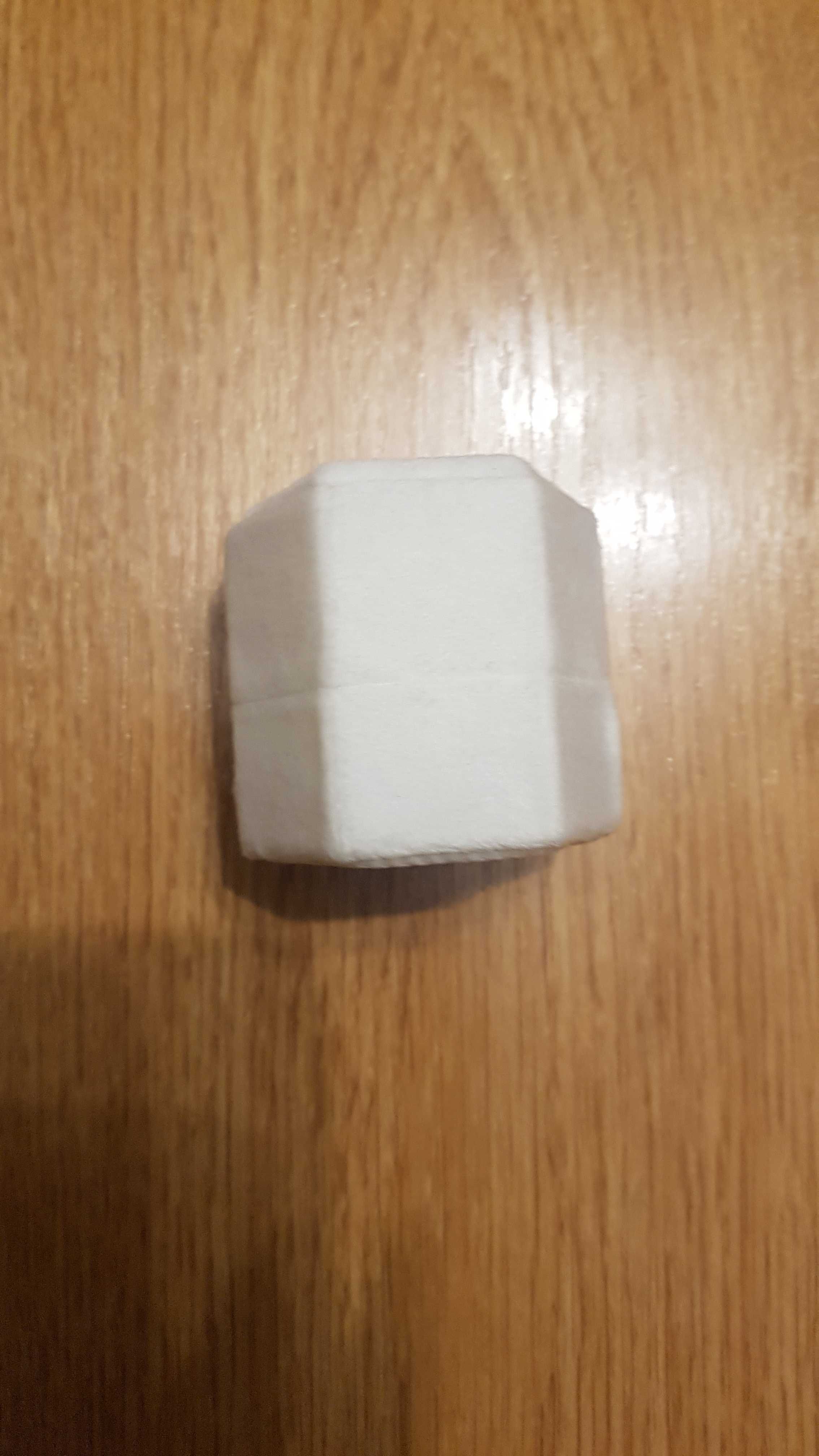 Pudełko na obrączki pierścionki białe welurowe heksagon