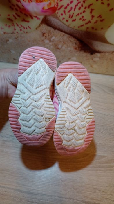 Śliczne buty przejściowe, półbuty ,adidasy na rzepę Bejo 24