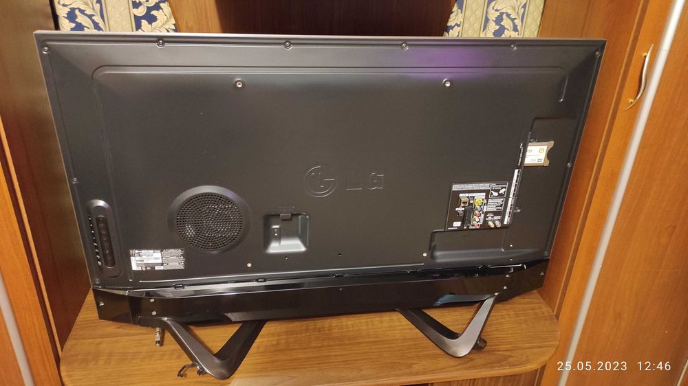 LG LA690V-ZB Продам 3D телевизор