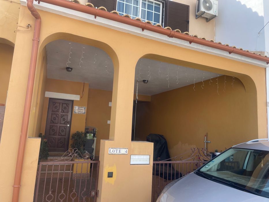 Vende moradia geminada