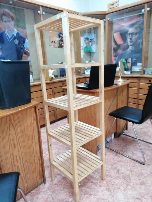 Estante de ripas de madeira