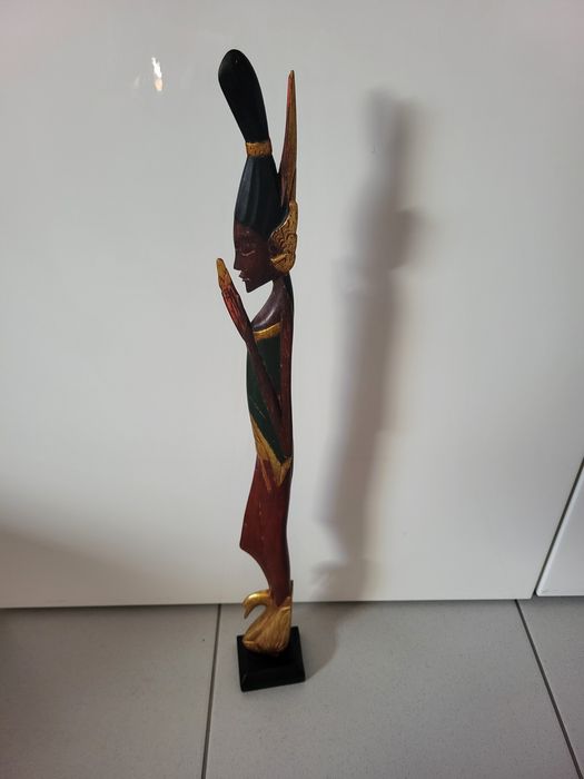 Estatueta de madeira