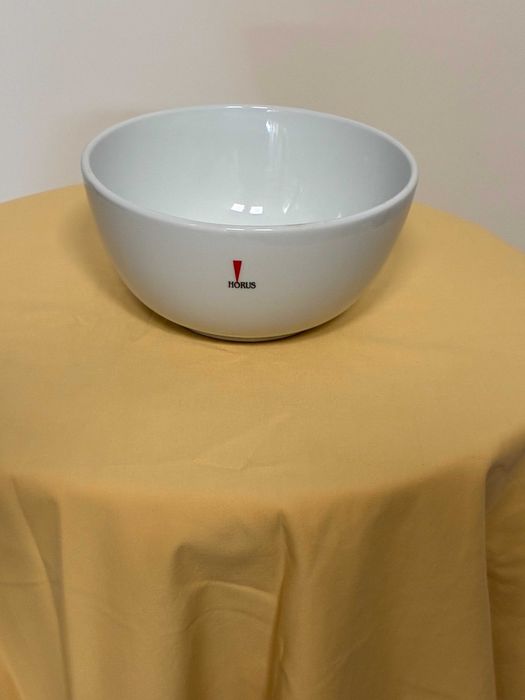 Saladeira com decalque sobre o verniz