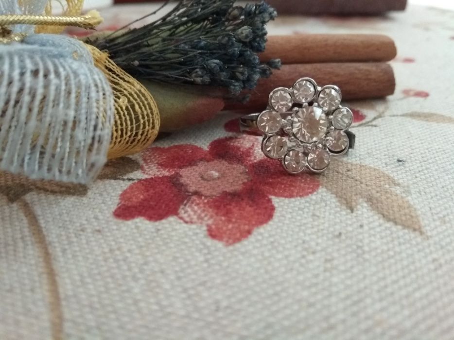 Lindo Anel com brilhantes em forma de flor. Tamanho 18. Novo.