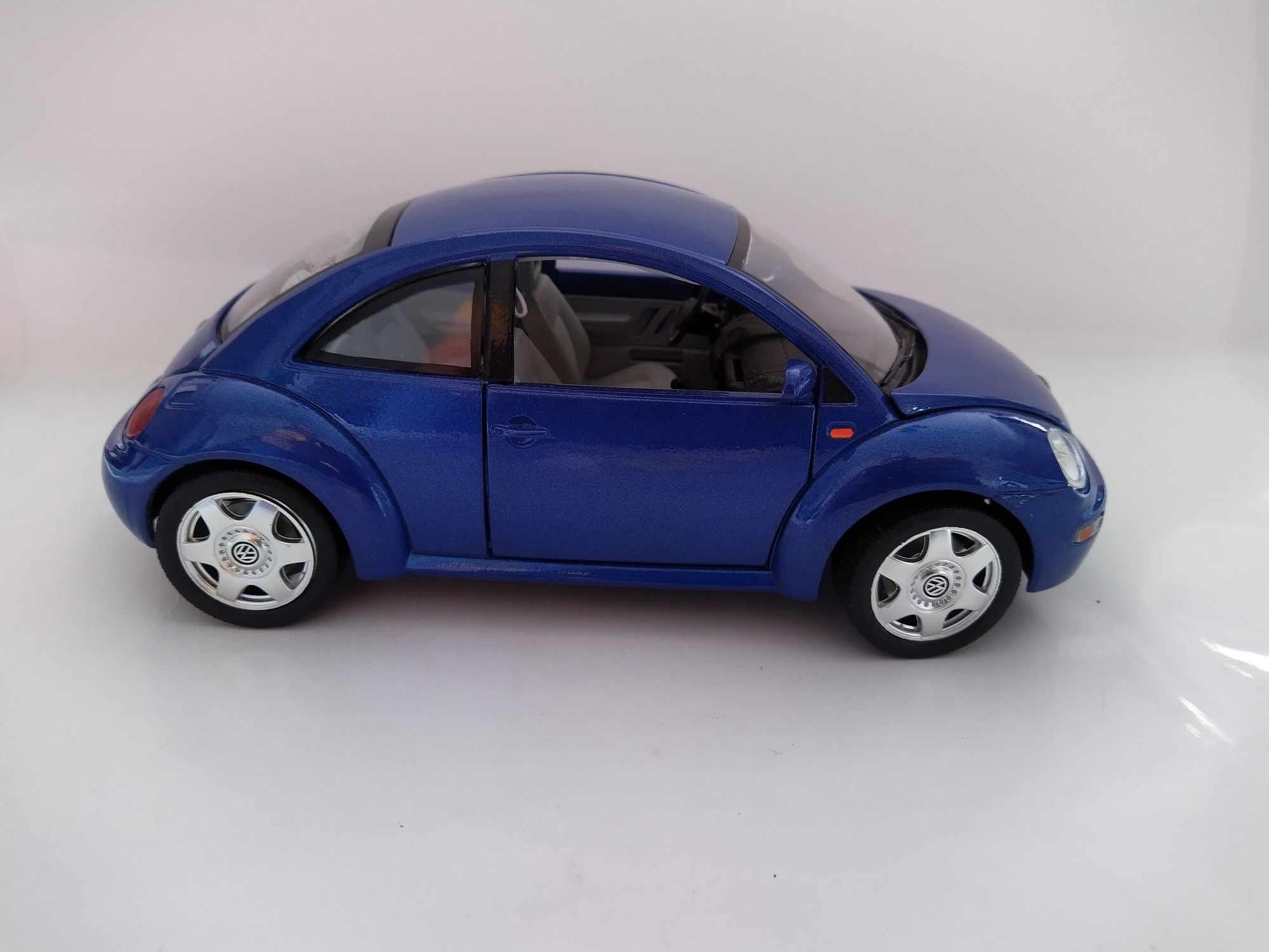 VW Volkswagen New Beetle bburago burago Skala 1:18