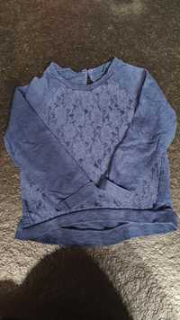 74-80 Niebieski sweterek z ozdobną koronką