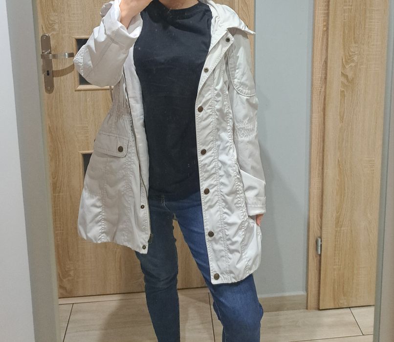 Lekka i funkcjonalna kurtka damska przeciwdeszczowa jesienna 42 44