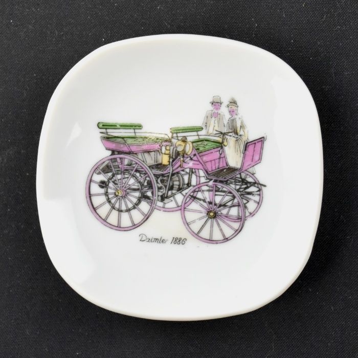 Conjunto de 4 pequenos pratos, porcelana europeia, carros antigos