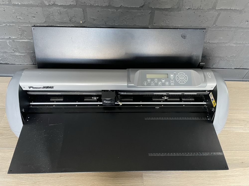 Ploter tnący GCC Puma IV 60 LX z oprogramowaniem ze stolikiem roboczym