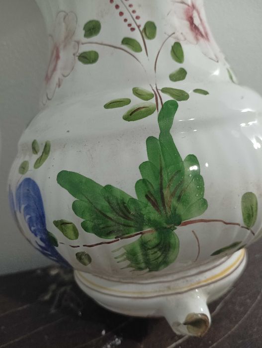 Peça de louça decorativa muito antiga