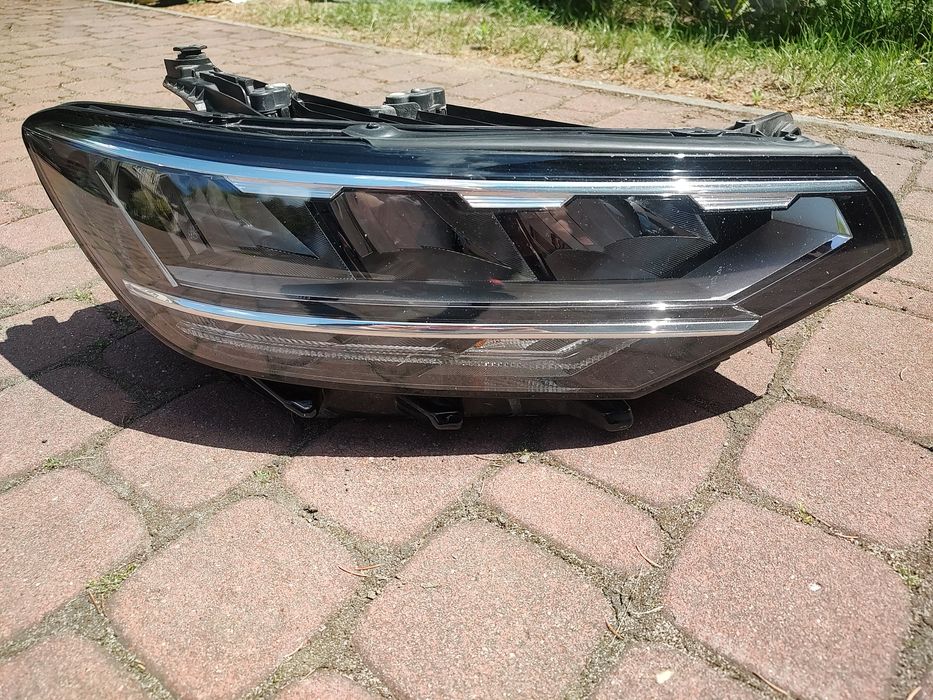 Reflektor prawy VW passat B8