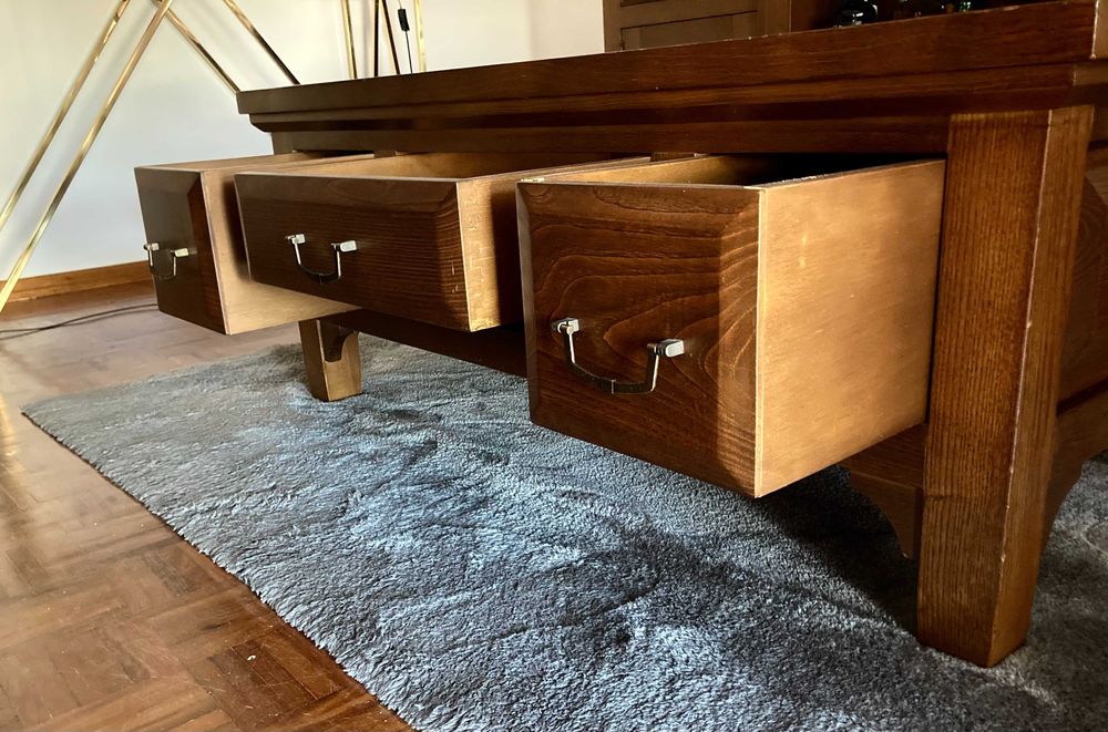 Mesa de sala de madeira de nogueira com vidro