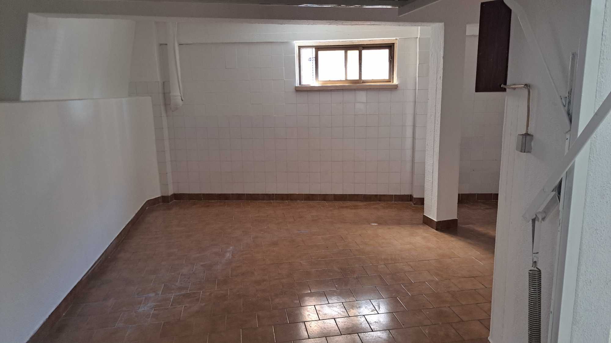 Box Garagem com janela piso superior isenta de humidade