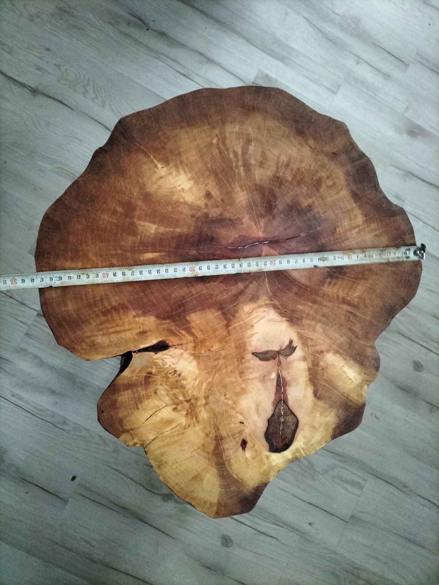 Stolik z jednego kawałka drewna.Grusza