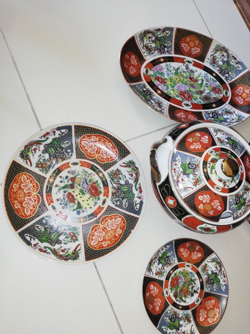 Lote de loiça em porcelana pintado à mão