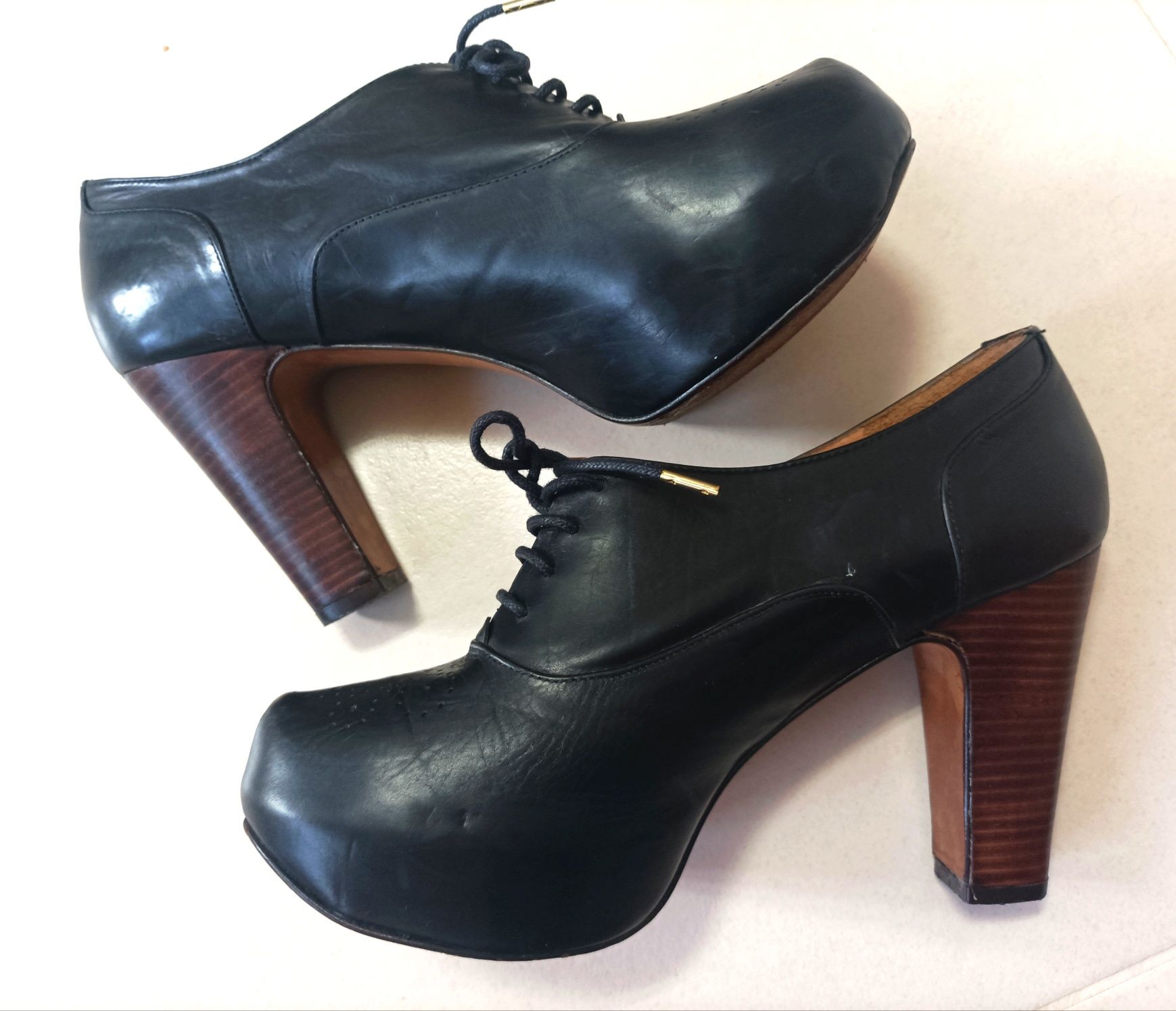 Sapatos pretos com salto marca Baltarini (Tam. 39)