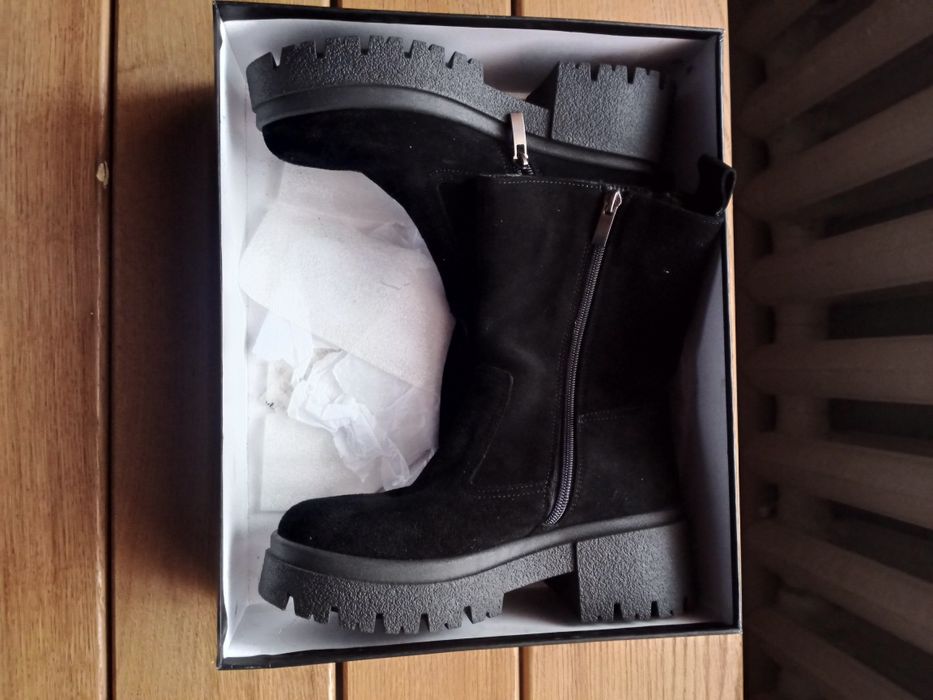 Взуття жіноче зимове 37 розмір.