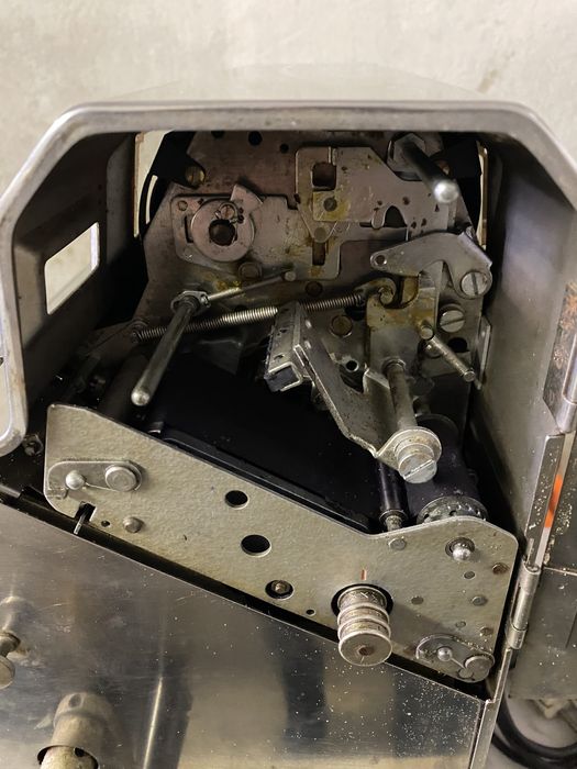 Antiga caixa registradora marca Sweda em aço inoxidável