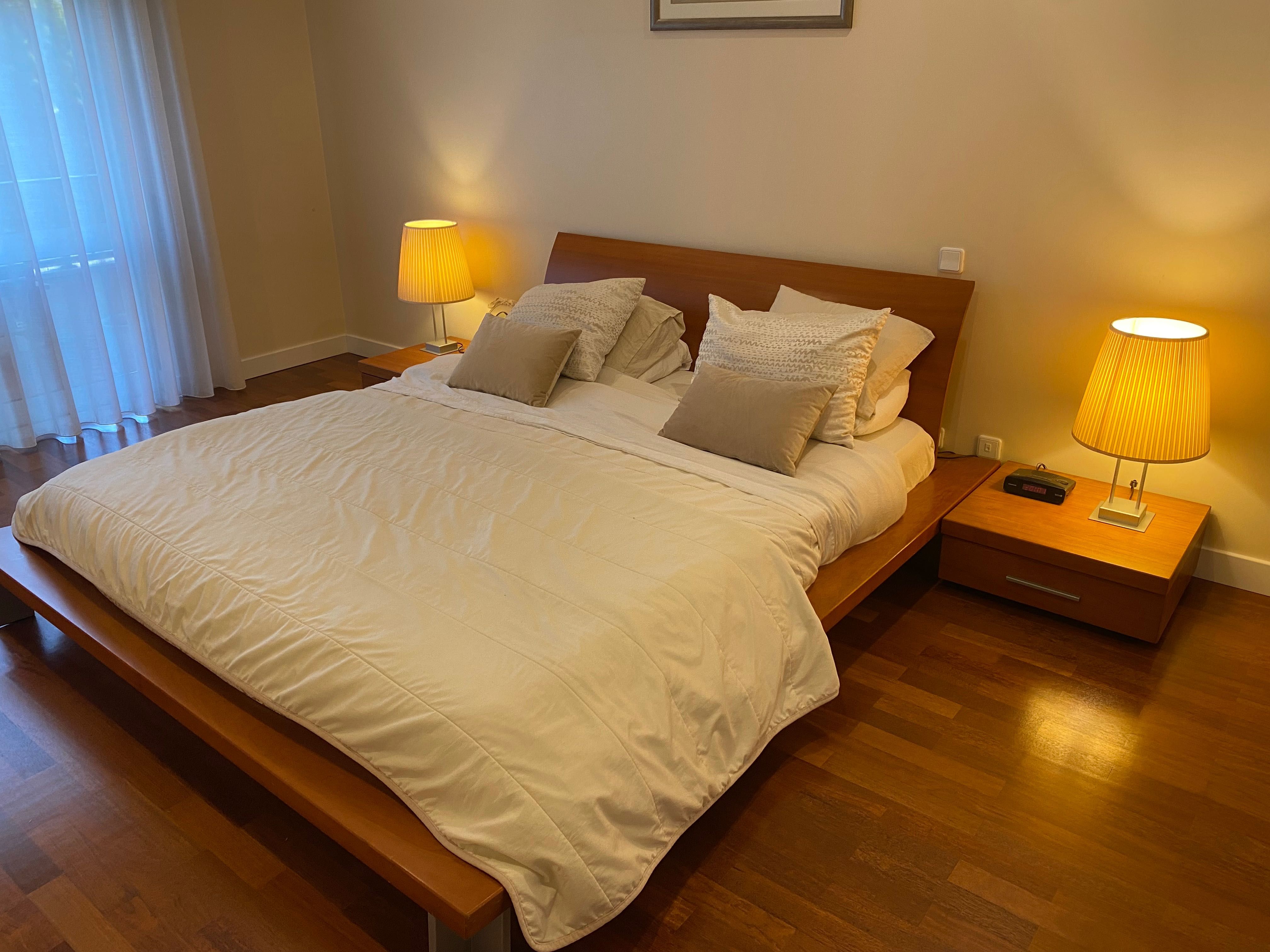 Cama de casal king size e mesas de cabeceira