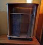 Móvel de TV vintage com portas de vidro