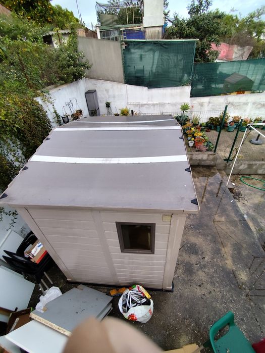 Abrigo jardim keter resina