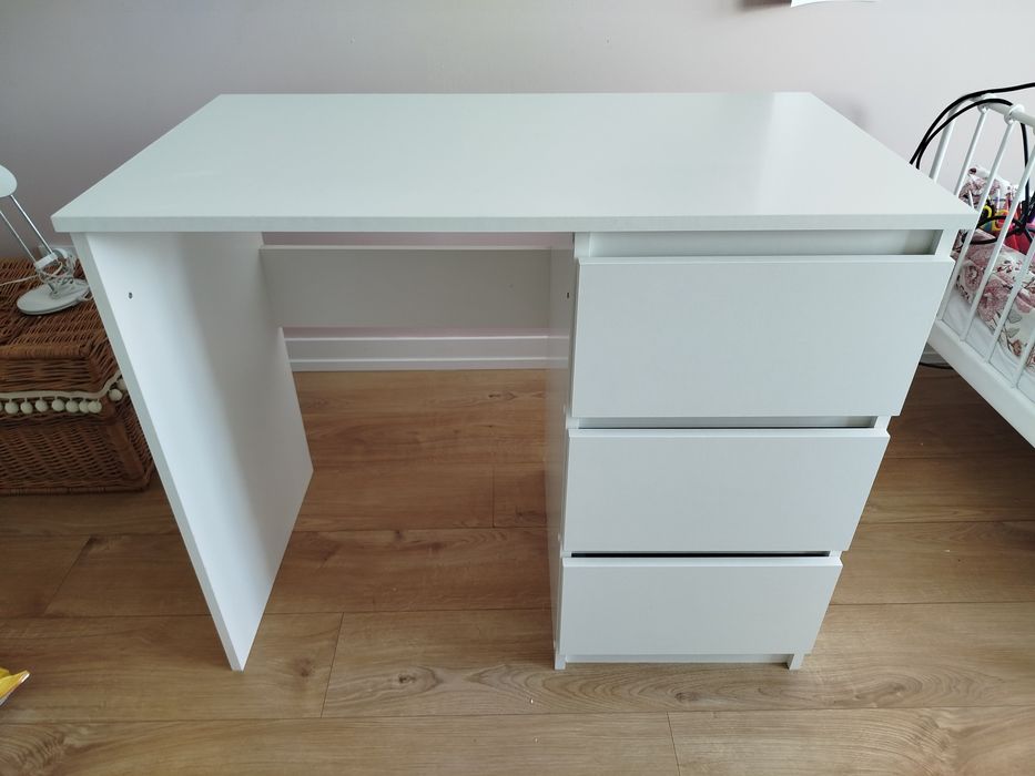 Białe biurko z szufladami