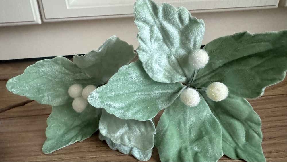 новорічний декор, квіти декоративні, квіти на ялинку