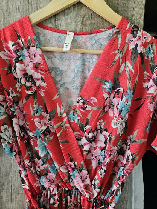 Sukienka dluga czerwona w kwiaty