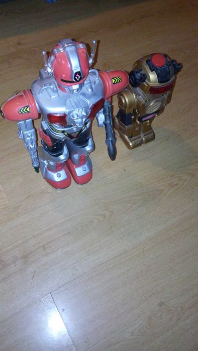 Dwa roboty na baterie, większy wydaje dźwięki i świeci się. Polecam