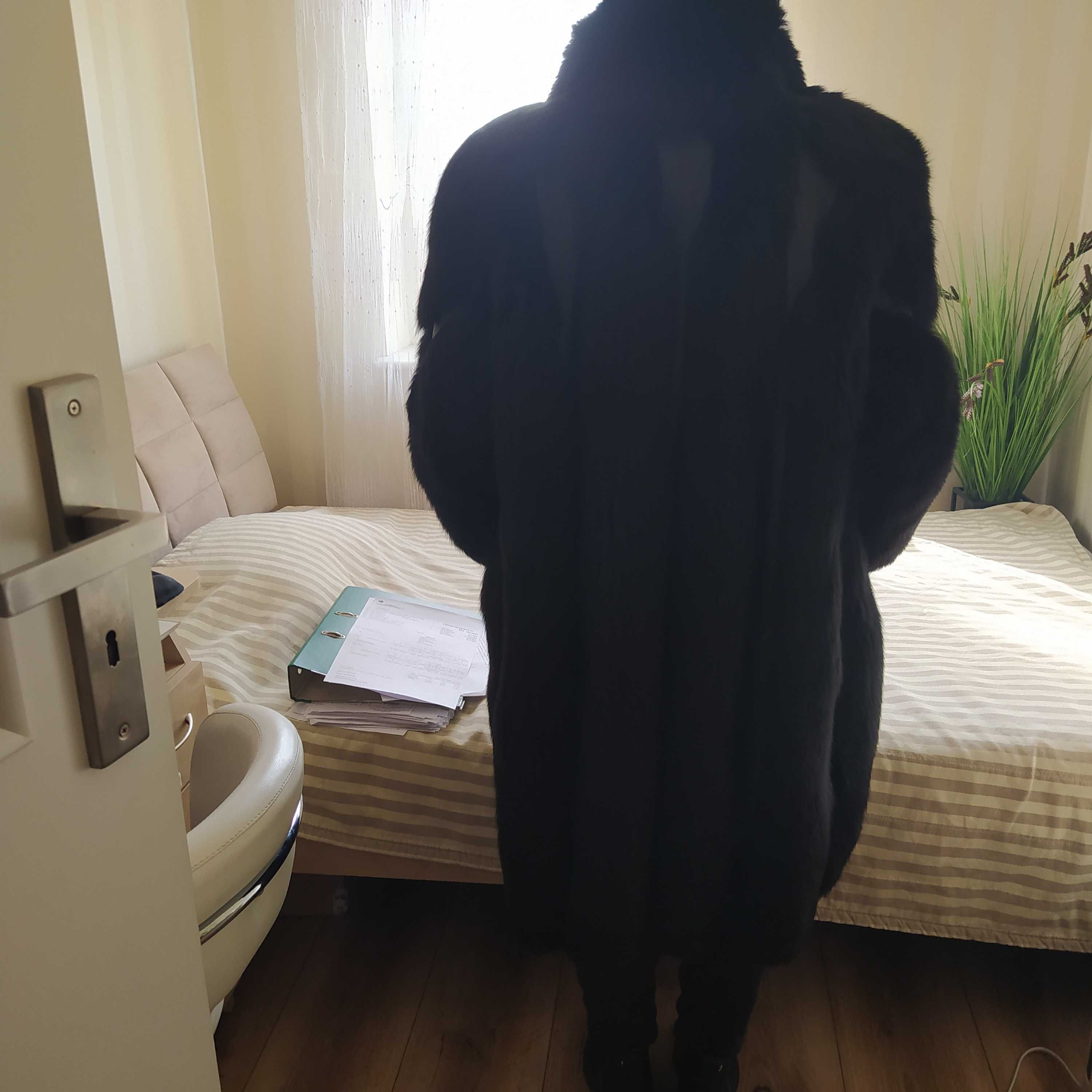 futro z czarnych skór lisa rozszywane skóra licowaną