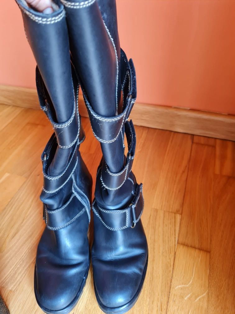 Botas em pele marca FLY 39