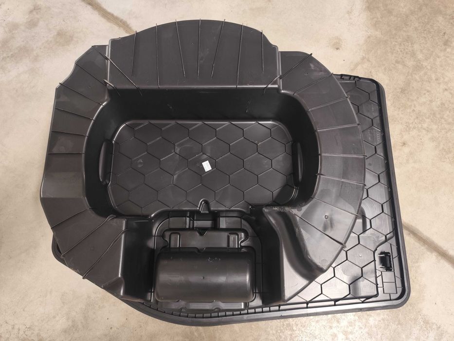 Wkład bagażnika Audi A6 C7 z mocowaniem narzędzi i zapięć siatki.