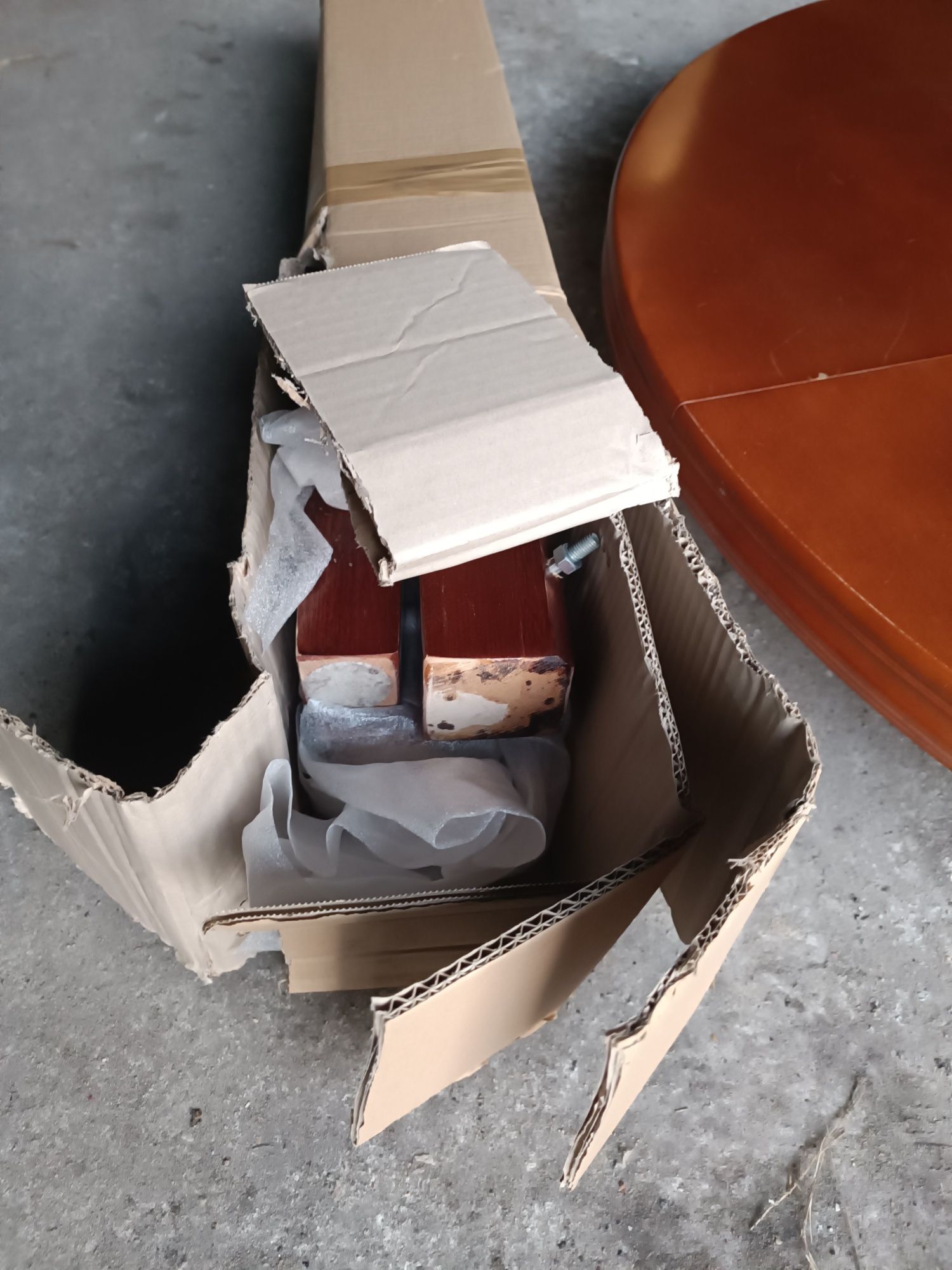 Stół okrągły z krzesłami