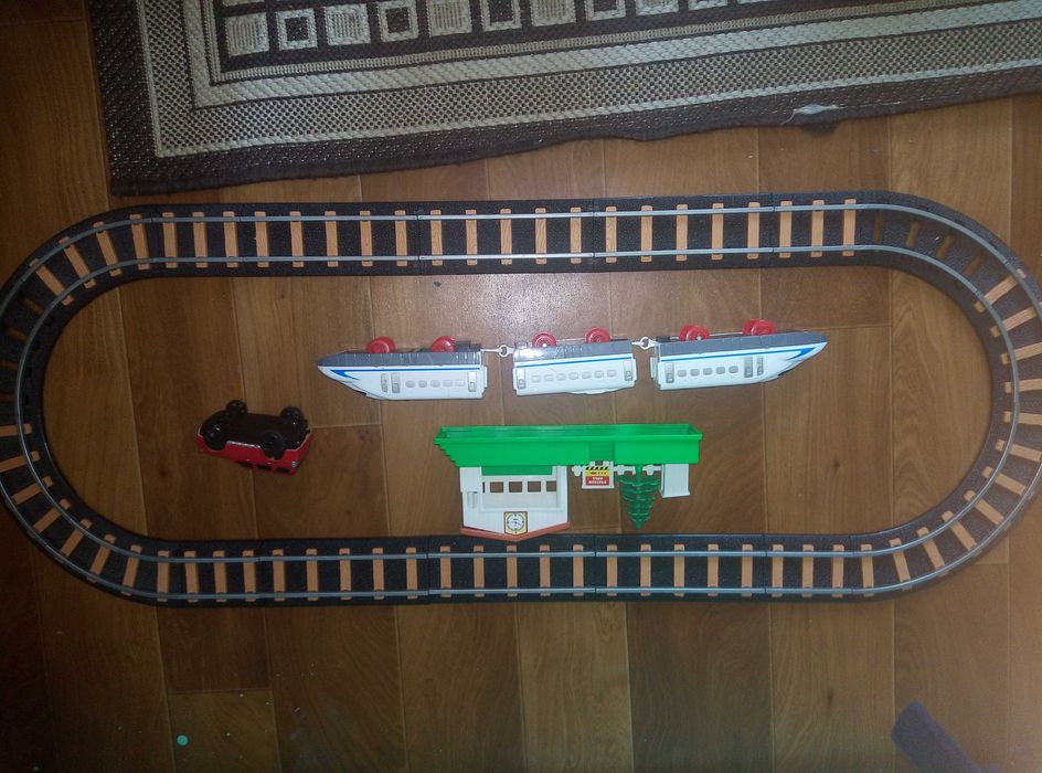 Іграшковий поїзд зі станцією та рельсами + в подарунок машинка