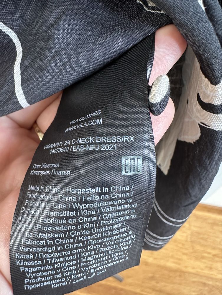 Czarna wiskozowa kwiatowa sukienka na krótki rękaw oversize 38 M Vila