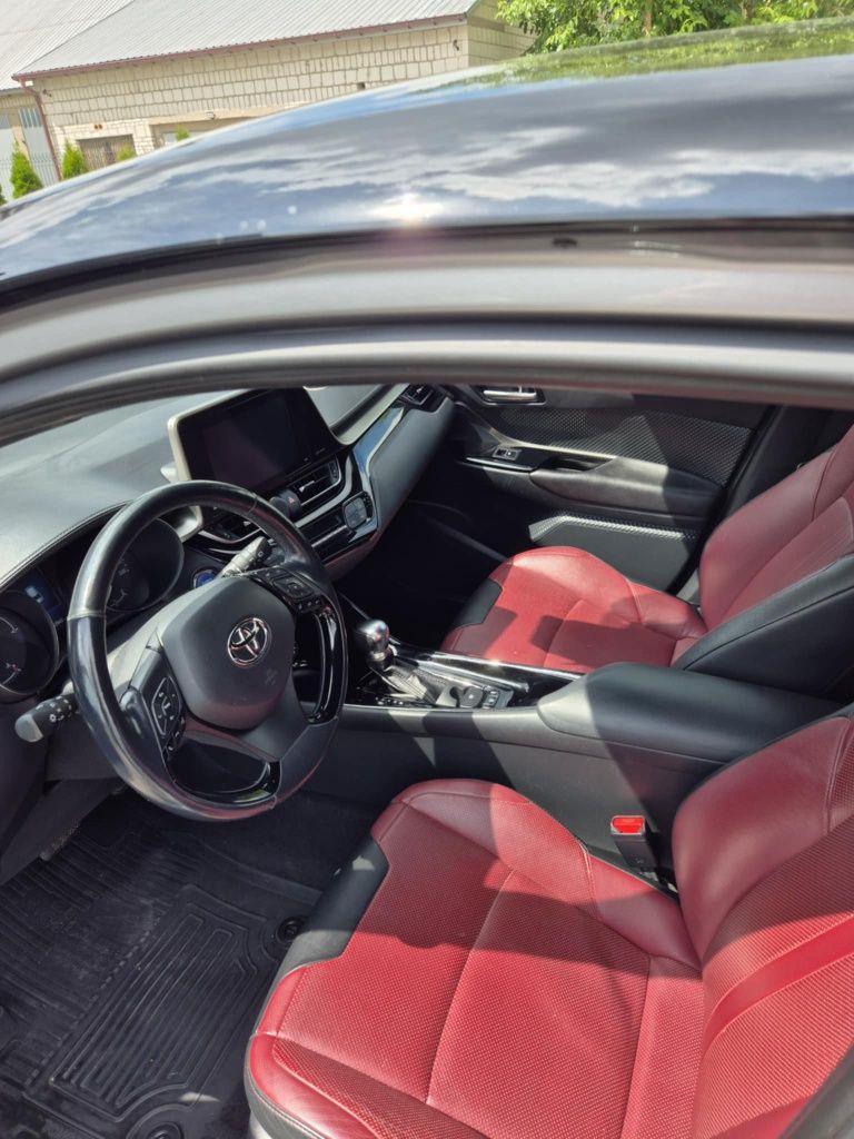 Toyota C-HR 1.8 hybryda. Selection